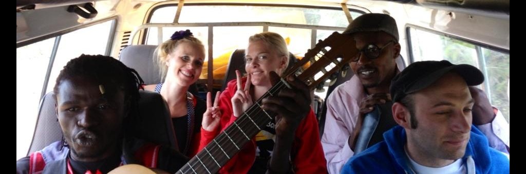 Passagerna i en minibuss spelar gitarr och sjunger