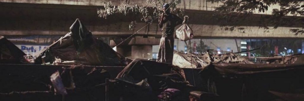 Människa står på taket på ett tältläger