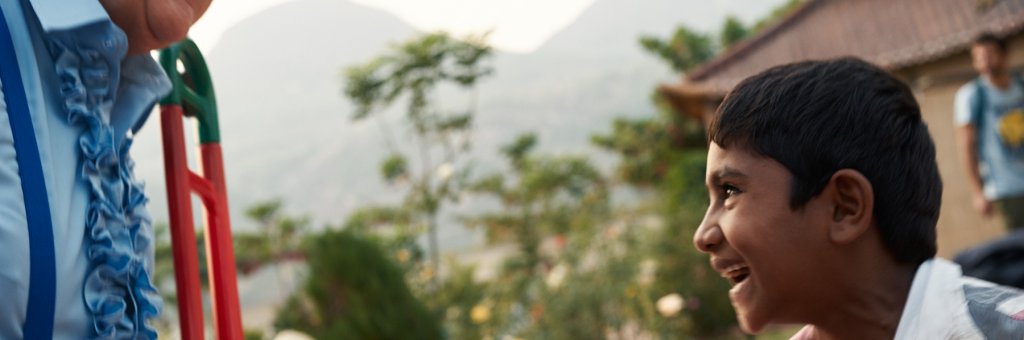 Clown med blåsinstrument och en skattande pojke