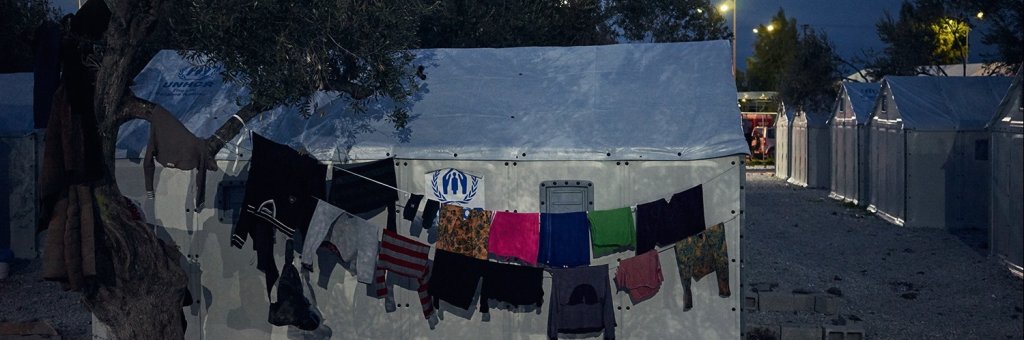 Tält i natten med tvätt hängande på tork