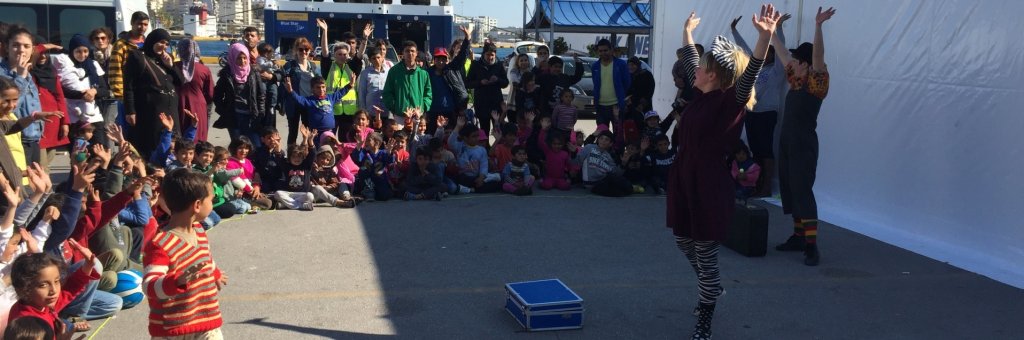 Clown uppträder i hamnen