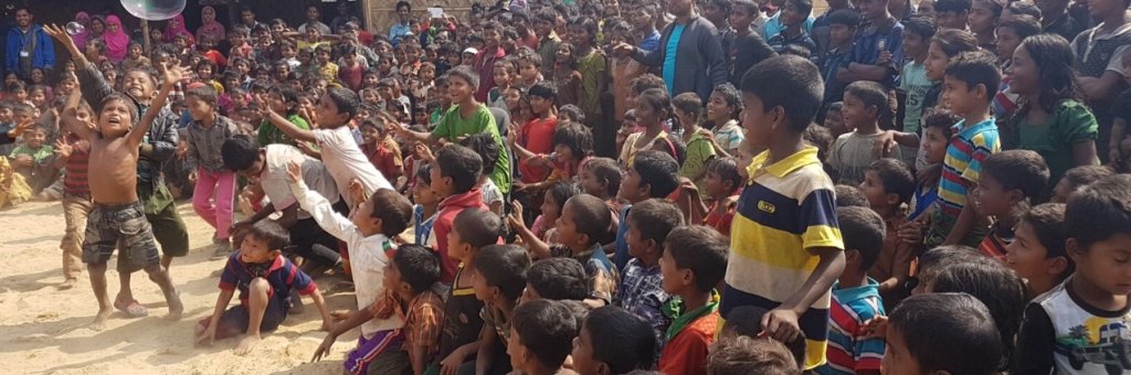  Barn i publiken sträcker sig efter en stor såpbubbla