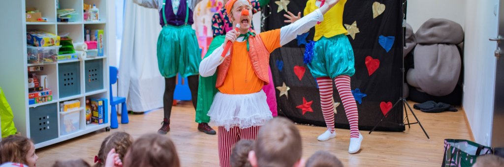 Clowner sjunger och dansar