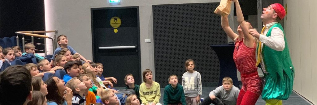 Clowner uppträder för en publik av barn