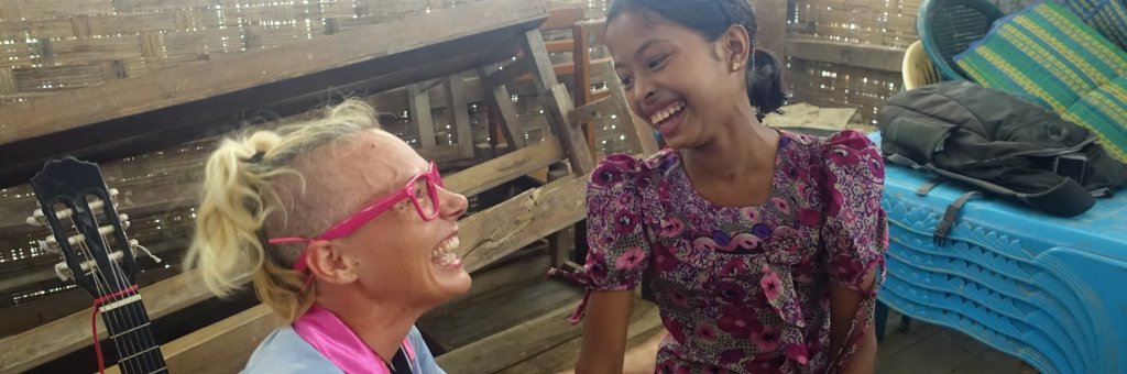 Clown med en skrattande flicka