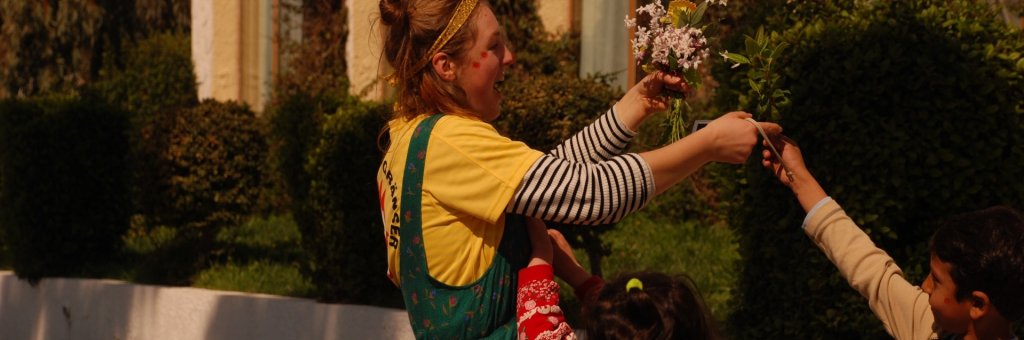 Clown får en bukett blommor av ett barn