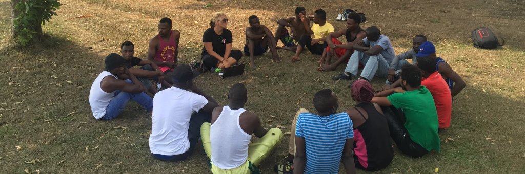 Samtal i grupp sittande i ring