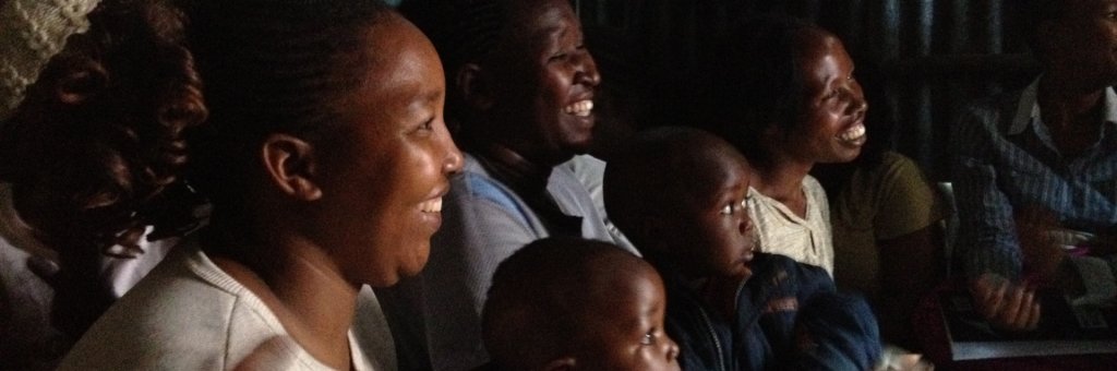 Vuxna och barn i publiken