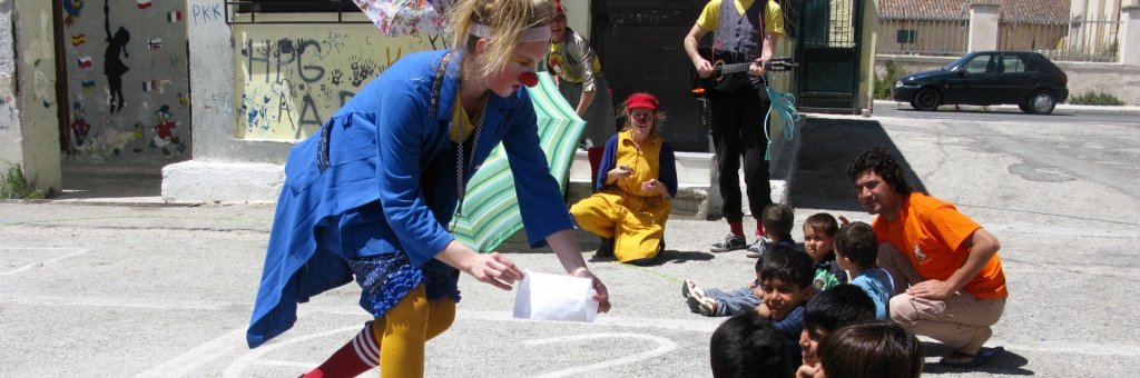Clown visar upp en tom papperspåse för publiken