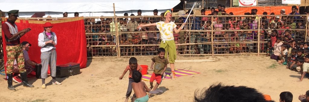 Föreställning med två clowner för en stor publik i alla åldrar
