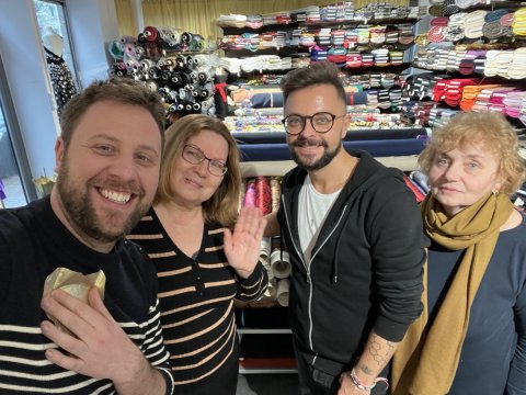 Björn Dahlman tillsammans med sina nya vänner i tygaffären i Polen.