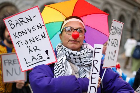 En clown med skylten Barnkonventionen är lag