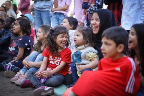 Barn som skrattar i en publik