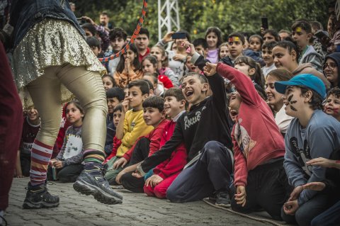 Barn som skrattar under en föreställning