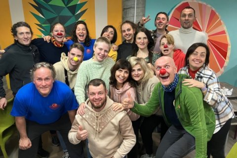 Gruppbild av vuxna människor som ler mot kameran