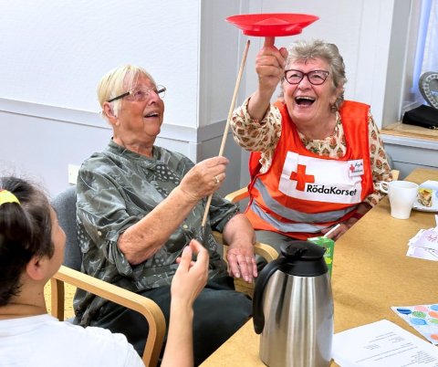 Två äldre damer som snurrar tallrik