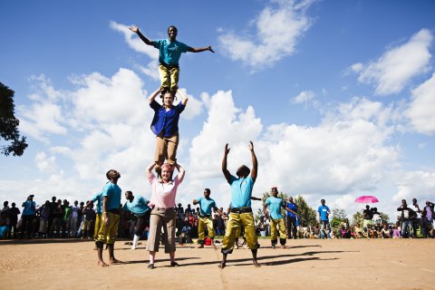 Foto från föreställning där 3 artister står på varandra i en hög rad