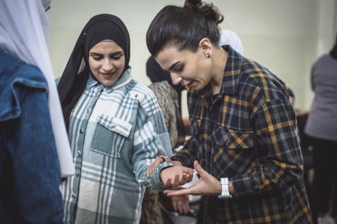Ranin tillsammans med en annan kvinna i hijab. Ranin håller den andra kvinnans hand.