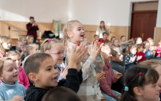 Skrattande barn under en föreställning