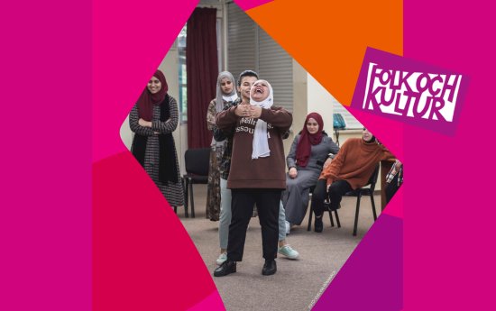 Foto från en workshop i Palestina med skrattande kvinnor