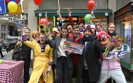 Gruppbild med checken. Massa clowner och ballonger.