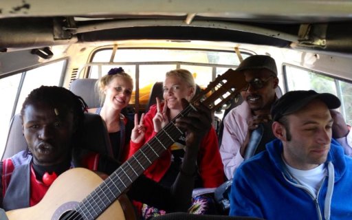 Passagerna i en minibuss spelar gitarr och sjunger