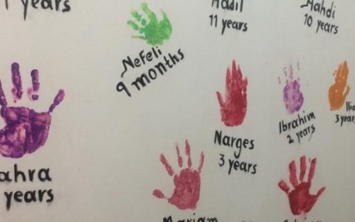 Handavtryck och namn på vägg