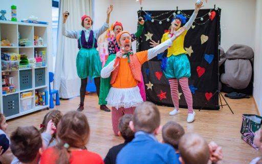 Clowner sjunger och dansar