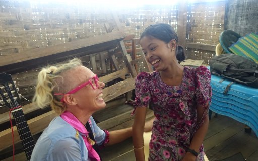 Clown med en skrattande flicka