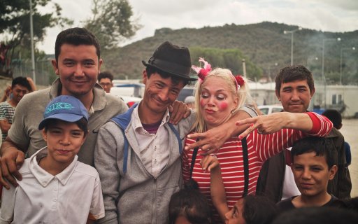 Clown med leende åskådare