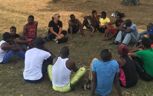 Samtal i grupp sittande i ring