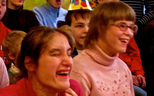 Leende och skrattande publik