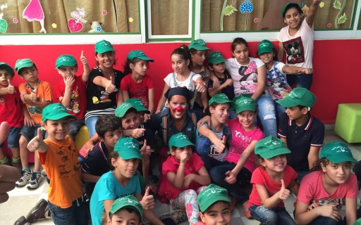 Clown omgiven av glada barn