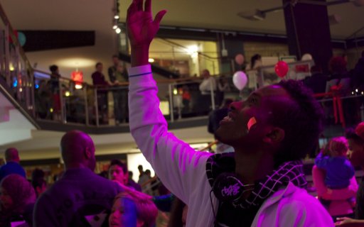 Man sträcker leende upp armen