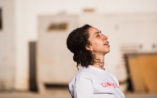 Porträttbild på Mays Sylvwan tagen från sidan